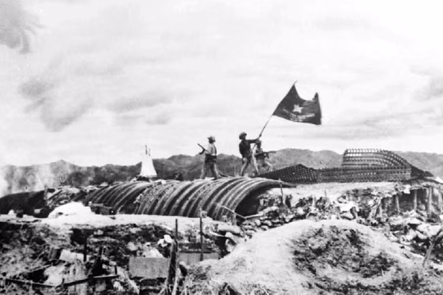 Lá cờ quyết chiến quyết thắng tung bay trên nóc hầm Đờ Cát. (Ảnh tư liệu).