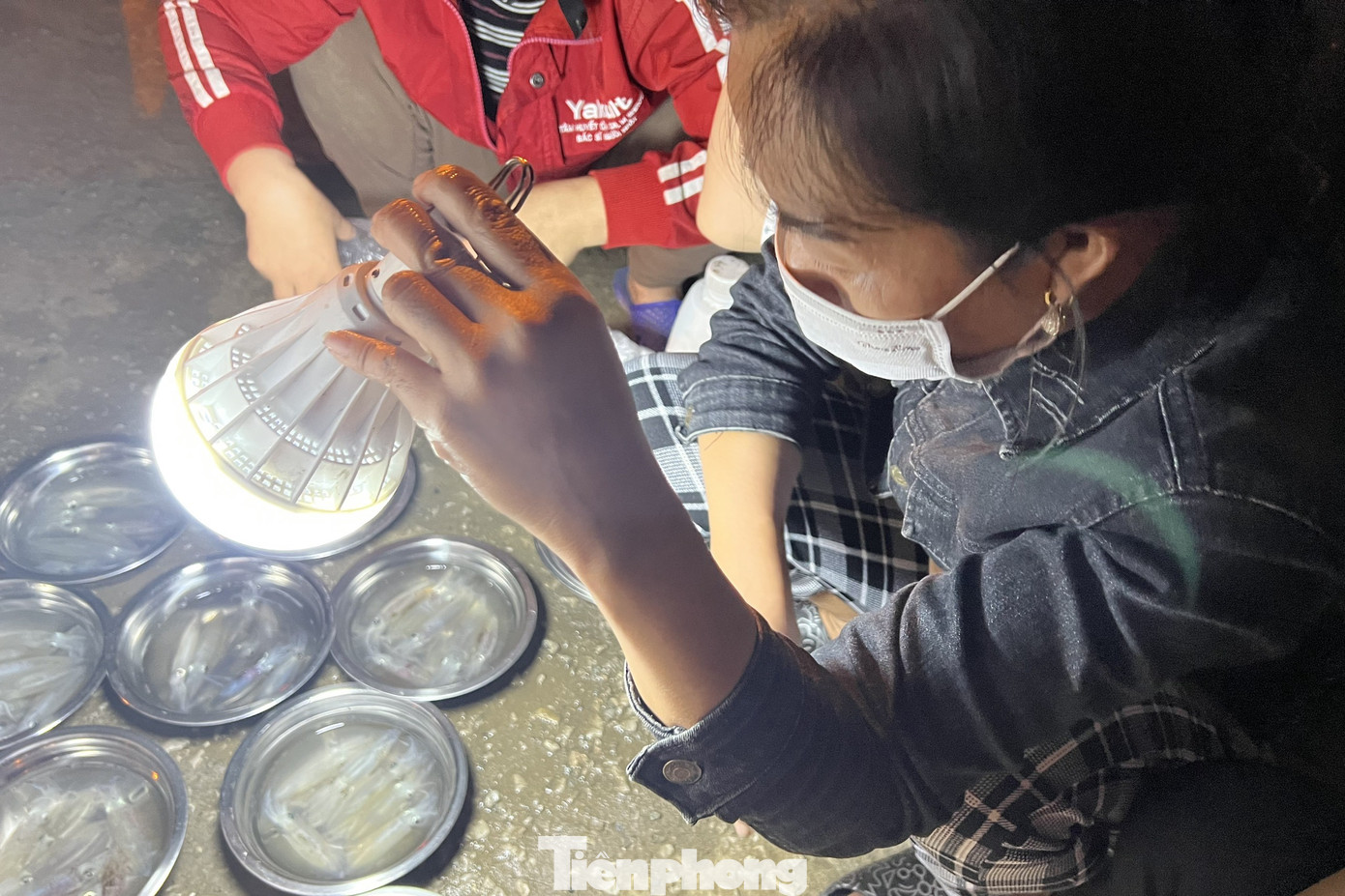 Chị Nguyễn Thị Hường (trú phường Nghi Thủy, thị xã Cửa Lò) cho hay, tới mùa câu mực đàn ông trong nhà ra khơi, đàn bà ở trên bờ chờ mực về mang đi bán. Biển Cửa Lò đã ưu đãi cho họ sản vật mực nháy ngon hiếm nơi nào có được.