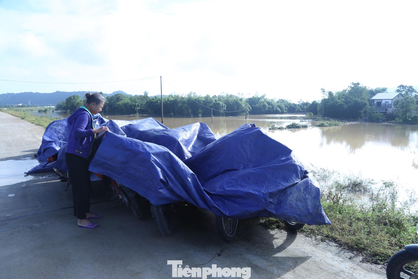 Do nước ngập nên xe cộ vẫn chưa thể lưu thông, người dân đành phải bỏ trên đê. Do nước ngập nên xe cộ vẫn chưa thể lưu thông, người dân đành phải bỏ trên đê.