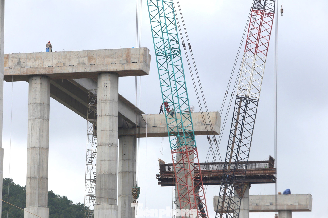 Theo ghi nhận, hiện cả 4 cầu đã cơ bản thi công xong phần trụ và mố. Các nhà thầu đang khẩn trương lao lắp dầm cầu.