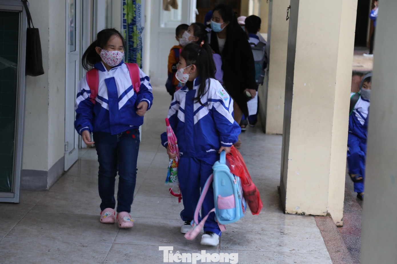 Học sinh háo hức, phấn khởi trong ngày đầu trở lại trường.