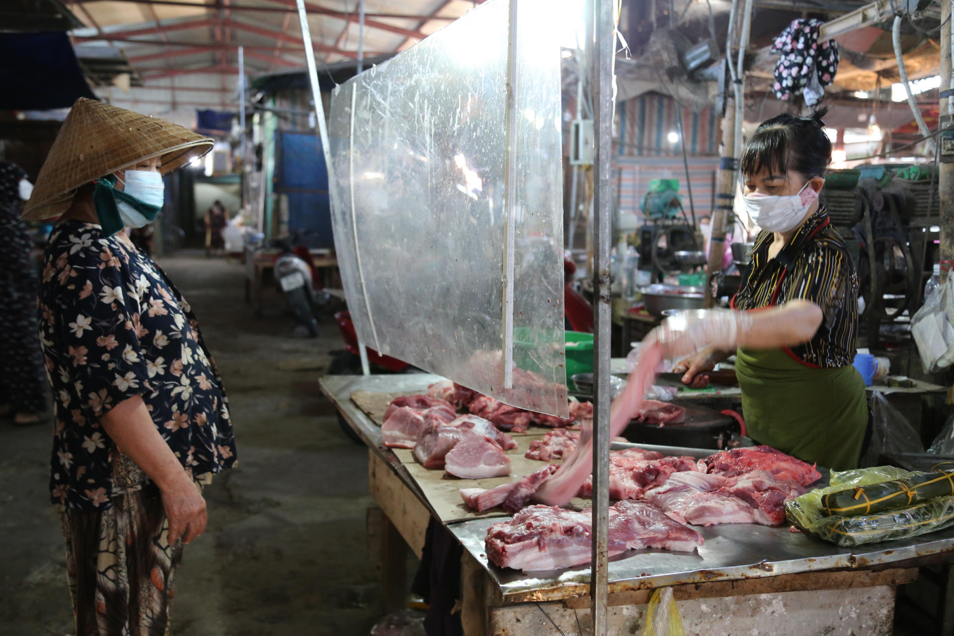 Người dân thành phố Vinh đi chợ phải có thẻ vào chợ, giữ khoảng cách an toàn khi mua bán