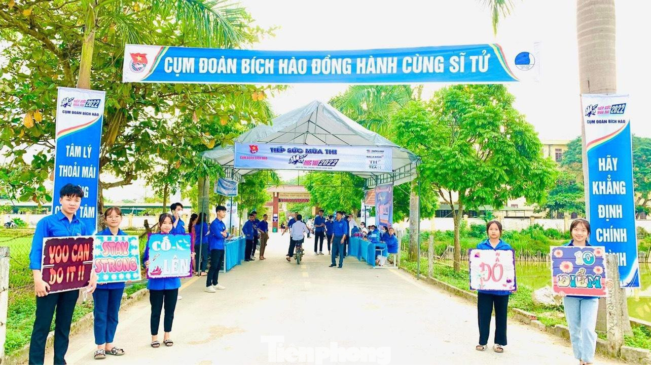 Để thực hiện tốt chương trình Tiếp sức mùa thi tốt nghiệp THPT năm 2022, tuổi trẻ Nghệ An đã thành lập 305 đội hình tình nguyện (103 đội hình trực và hoạt động tại điểm thi; 58 đội taxi, xe ôm miễn phí hỗ trợ cho thí sinh di chuyển; 142 đội gia sư áo xanh hỗ trợ ôn tập kiến thức tại nhà, tại hội trường cho thí sinh) với tổng số 2.420 thanh niên tình nguyện sẵn sàng tiếp sức cho sĩ tử trên địa bàn toàn tỉnh.