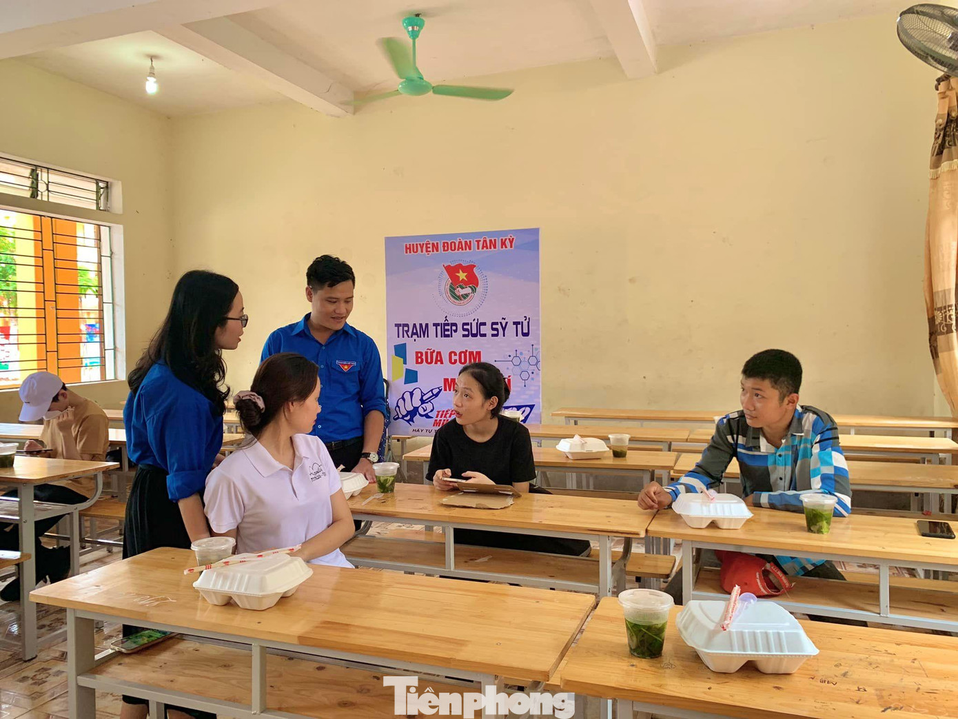 Bữa cơm miễn phí tiếp sức sĩ tử của tuổi trẻ huyện Tân Kỳ