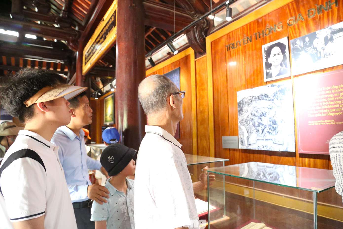 Nhà lưu trữ và trưng bày các tài liệu, hiện vật liên quan đến cuộc đời của Chủ tịch Hồ Chí Minh.