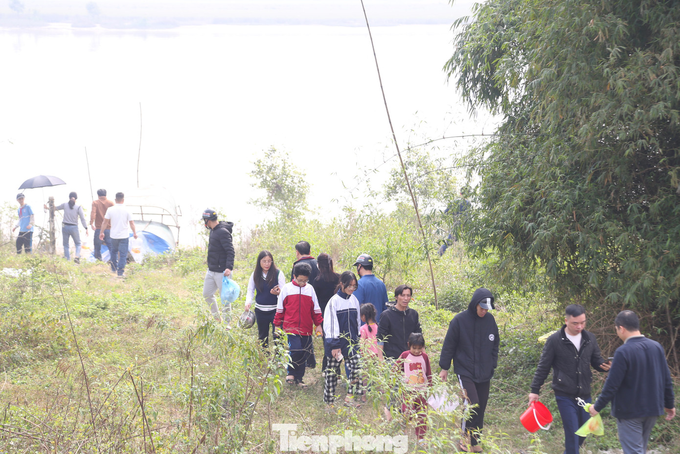 Trưa 22/1 (ngày 23 tháng Chạp), rất đông người dân tới hai bên bờ sông Lam, cầu Bến Thủy nối hai tỉnh Nghệ An và Hà Tĩnh để thả cá chép tiễn ông Táo chầu trời.