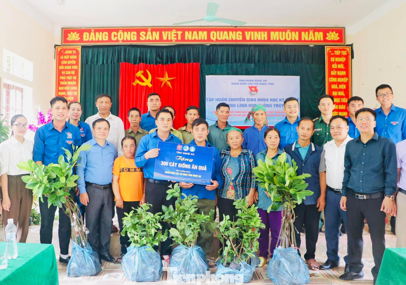 Tại Làng thanh niên lập nghiệp xã biên giới Tam Hợp, đoàn thanh niên Sở Nông nghiệp và Phát triển nông thôn Nghệ An đã tổ chức buổi tập huấn khuyến nông, chuyển giao khoa học kỹ thuật cho 35 hộ nghèo và trao 300 giống cây ăn quả cho đoàn viên thanh niên và người dân bản nghèo Huồi Sơn. Tại Làng thanh niên lập nghiệp xã biên giới Tam Hợp, đoàn thanh niên Sở Nông nghiệp và Phát triển nông thôn Nghệ An đã tổ chức buổi tập huấn khuyến nông, chuyển giao khoa học kỹ thuật cho 35 hộ nghèo và trao 300 giống cây ăn quả cho đoàn viên thanh niên và người dân bản nghèo Huồi Sơn.