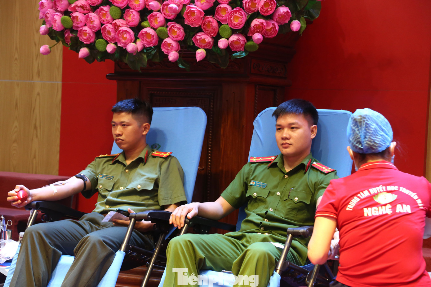 Đông đảo cán bộ, chiến sĩ tham gia hiến máu tình nguyện.