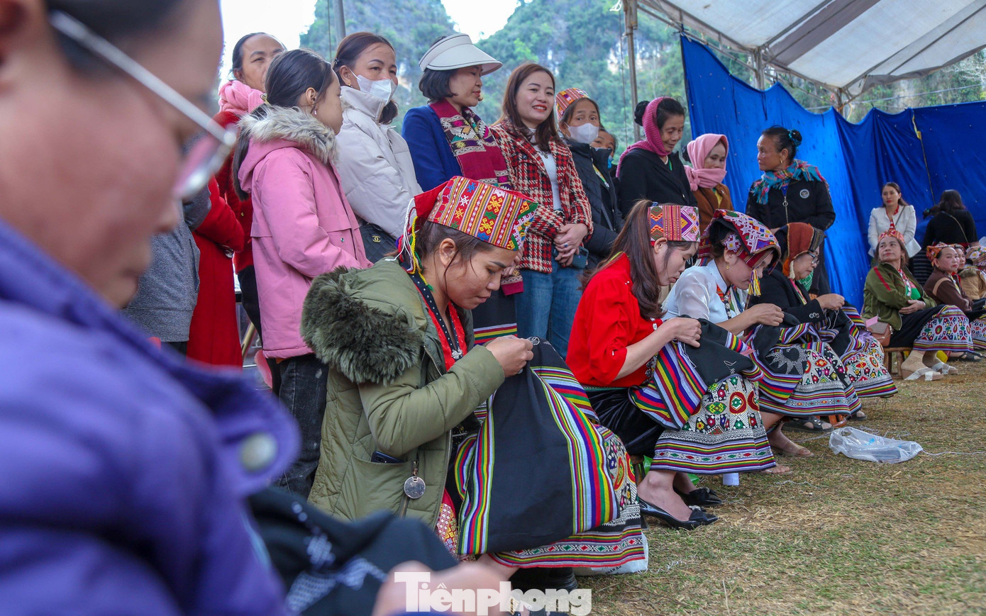 Phần thi thêu váy được duy trì thường xuyên tại các kỳ lễ hội Hang Bua.