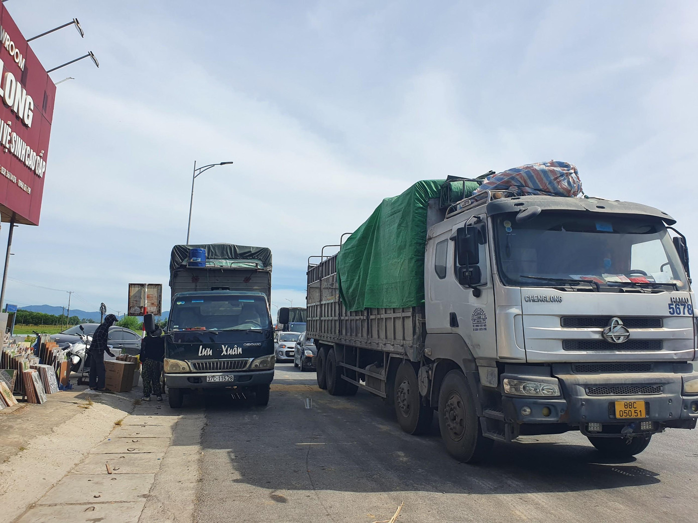 Ghi nhận của PV sáng 3/7, tại các điểm chốt chính, lượng người tăng đột biến. Tình trạng chen chúc, ùn tắc do người dân nhầm tưởng khi chuyển sang thực hiện Chỉ thị 15 thì các chốt phong toả sẽ được tháo dỡ và có thể lưu thông bình thường. Nhiều người ngỡ ngàng khi cảnh sát hỏi những giấy tờ liên quan. Ghi nhận của PV sáng 3/7, tại các điểm chốt chính, lượng người tăng đột biến. Tình trạng chen chúc, ùn tắc do người dân nhầm tưởng khi chuyển sang thực hiện Chỉ thị 15 thì các chốt phong toả sẽ được tháo dỡ và có thể lưu thông bình thường. Nhiều người ngỡ ngàng khi cảnh sát hỏi những giấy tờ liên quan.