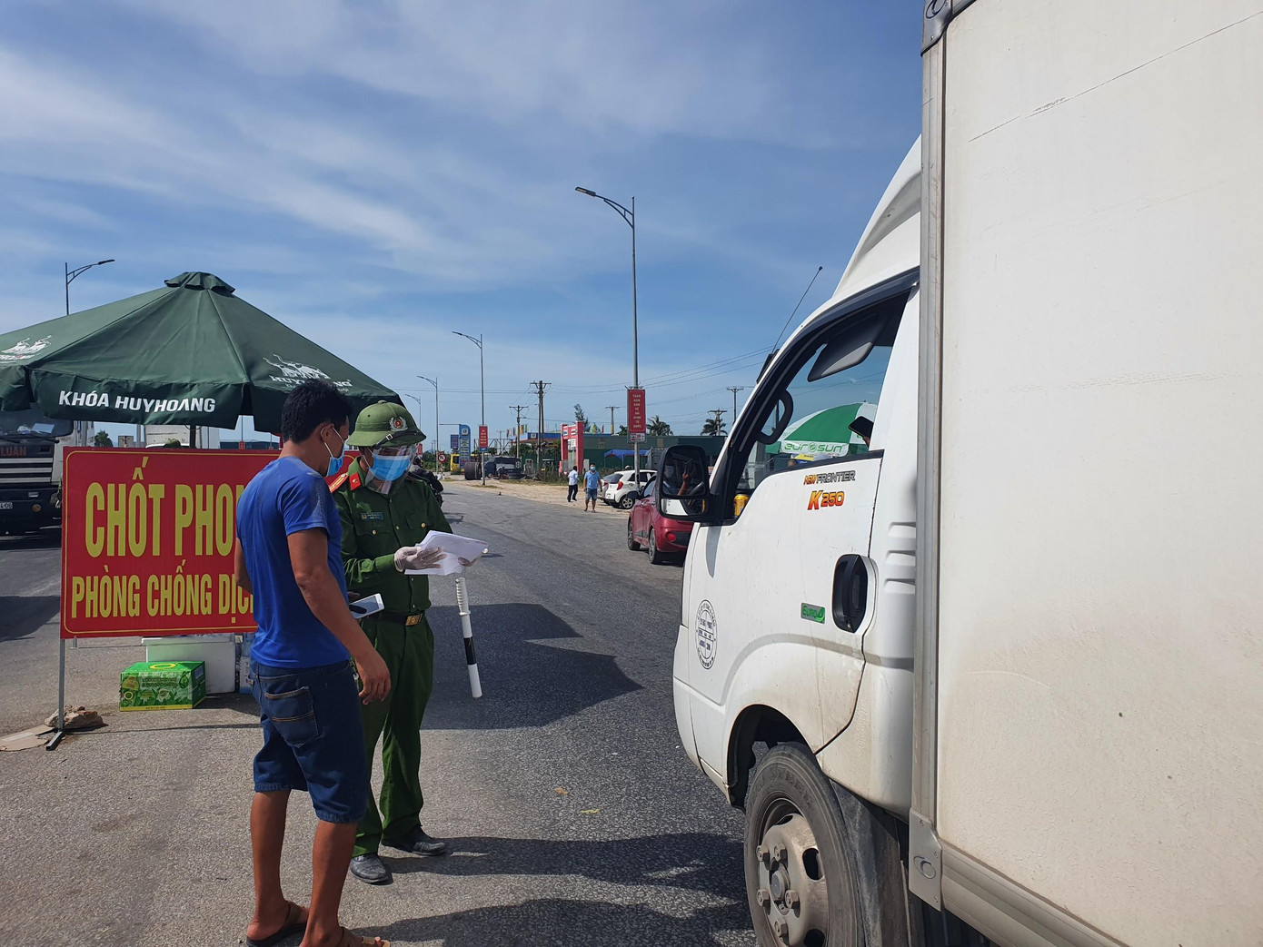 Tại điểm chốt trên quốc lộ 1A (đoạn qua xã Nghi Liên, TP Vinh), cảnh sát liên tục phải nhắc nhở người dân xem lại quy định. Những trường hợp không có giấy xét nghiệm, hoặc đã quá hạn đều buộc phải quay đầu xe. Tại điểm chốt trên quốc lộ 1A (đoạn qua xã Nghi Liên, TP Vinh), cảnh sát liên tục phải nhắc nhở người dân xem lại quy định. Những trường hợp không có giấy xét nghiệm, hoặc đã quá hạn đều buộc phải quay đầu xe.