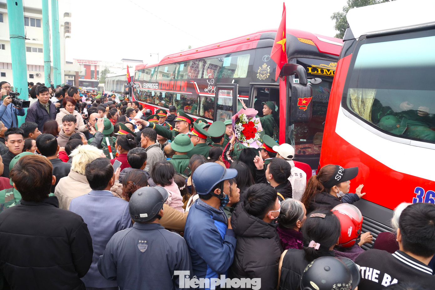 Những chiếc ôm vội vã, những cái nắm tay thật chặt lưu luyến tiễn tân binh lên đường nhập ngũ, thực hiện nghĩa vụ công dân đối với Tổ quốc.