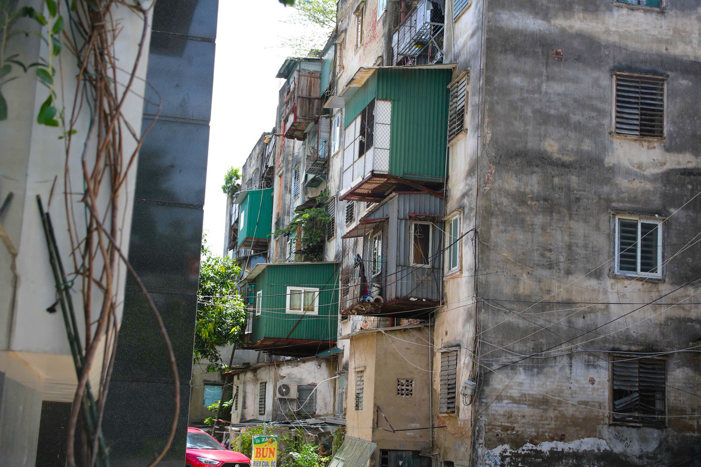 Những chiếc “chuồng cọp” nằm lơ lửng không có điểm tựa rất nguy hiểm.