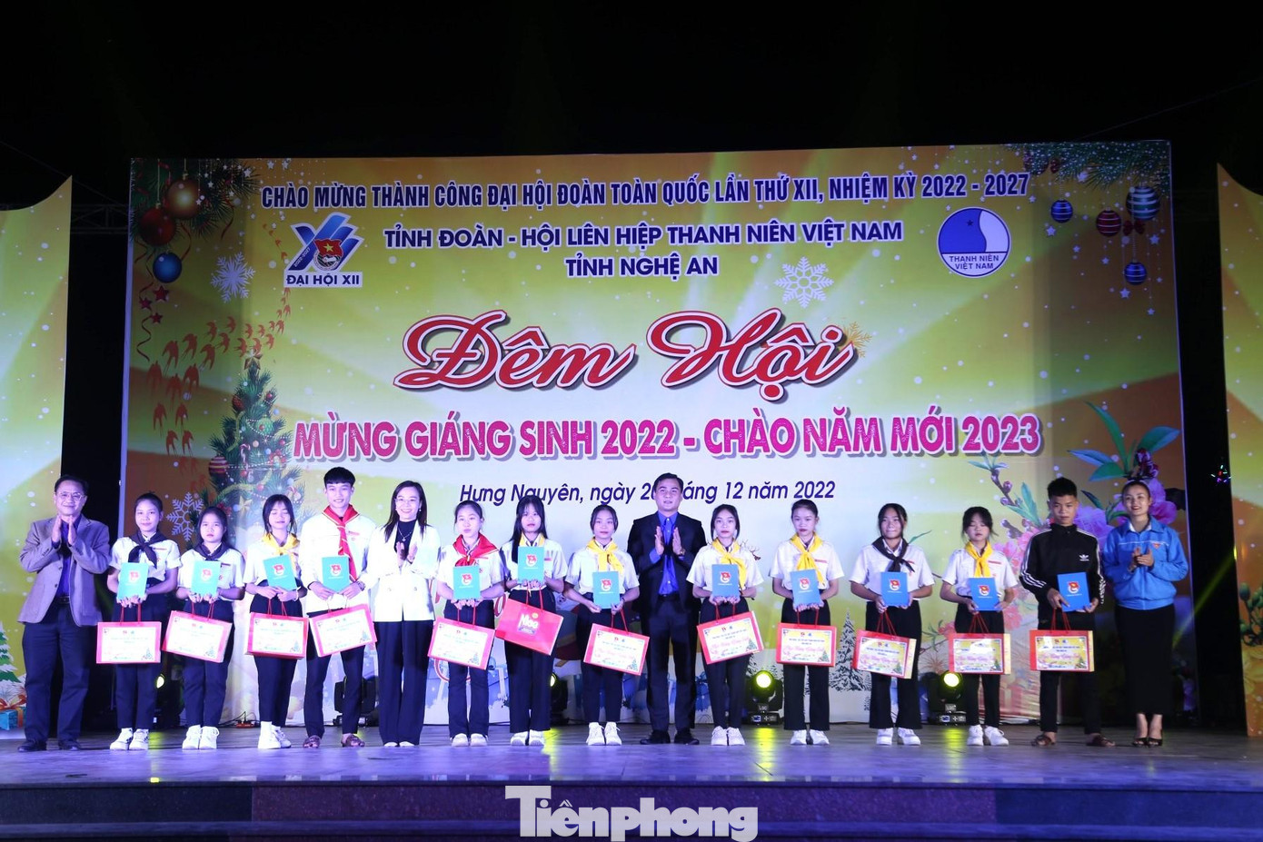 Tặng 12 suất quà cho 12 em học sinh có hoàn cảnh khó khăn trên địa bàn xã Hưng Yên Bắc.