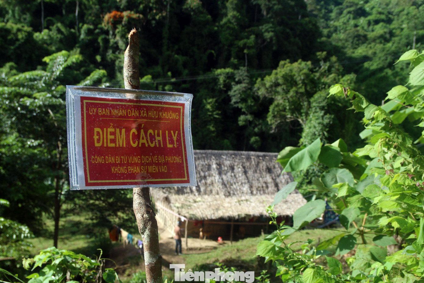 Nằm trên lòng hồ Thủy điện Bản Vẽ, xã Hữu Khuông (huyện Tương Dương, Nghệ An) như một "ốc đảo" thu nhỏ. Đây là một trong những địa phương khó khăn nhất của tỉnh Nghệ An. Hiện, xã có 32 người từ các vùng dịch phía Nam và phía Bắc trở về.