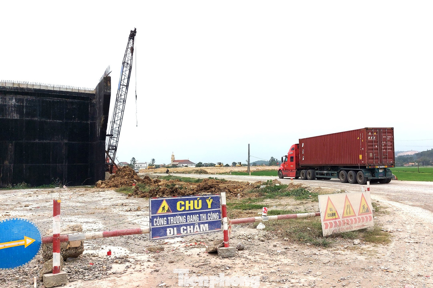 Nhiều tháng qua, đường dẫn phía Đông - Tây cầu vượt ngang Diễn Đoài (huyện Diễn Châu) chưa thể triển khai. Nhiều tháng qua, đường dẫn phía Đông - Tây cầu vượt ngang Diễn Đoài (huyện Diễn Châu) chưa thể triển khai.