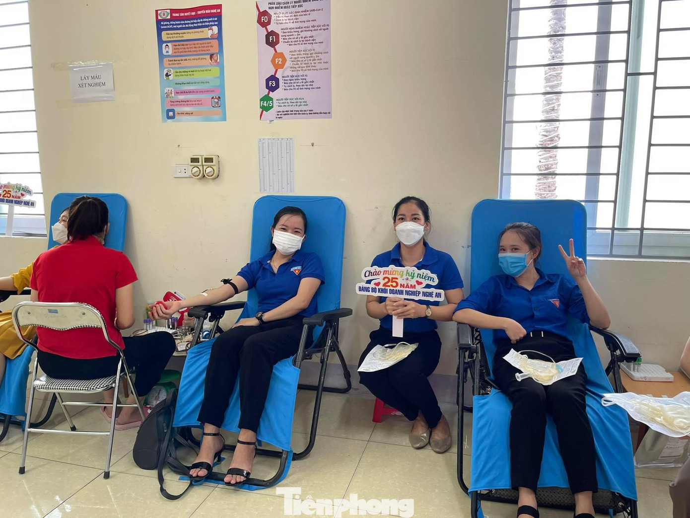 Việc hiến máu được chia khung giờ theo từng đơn vị đảm bảo các nguyên tắc phòng, chống dịch COVID-19. Bạn Trần Thị Thương (SN 1992) thuộc đoàn thanh niên Agribank chia sẻ đây là lần thứ 3 tham gia hiến máu tình nguyện. “Đây là hoạt động ý nghĩa nhân văn cao cả nên tôi không ngần ngại tham gia. Tôi cùng các đồng nghiệp sẽ duy trì hoạt động này nhiều lần nữa để giúp những người cần máu”.