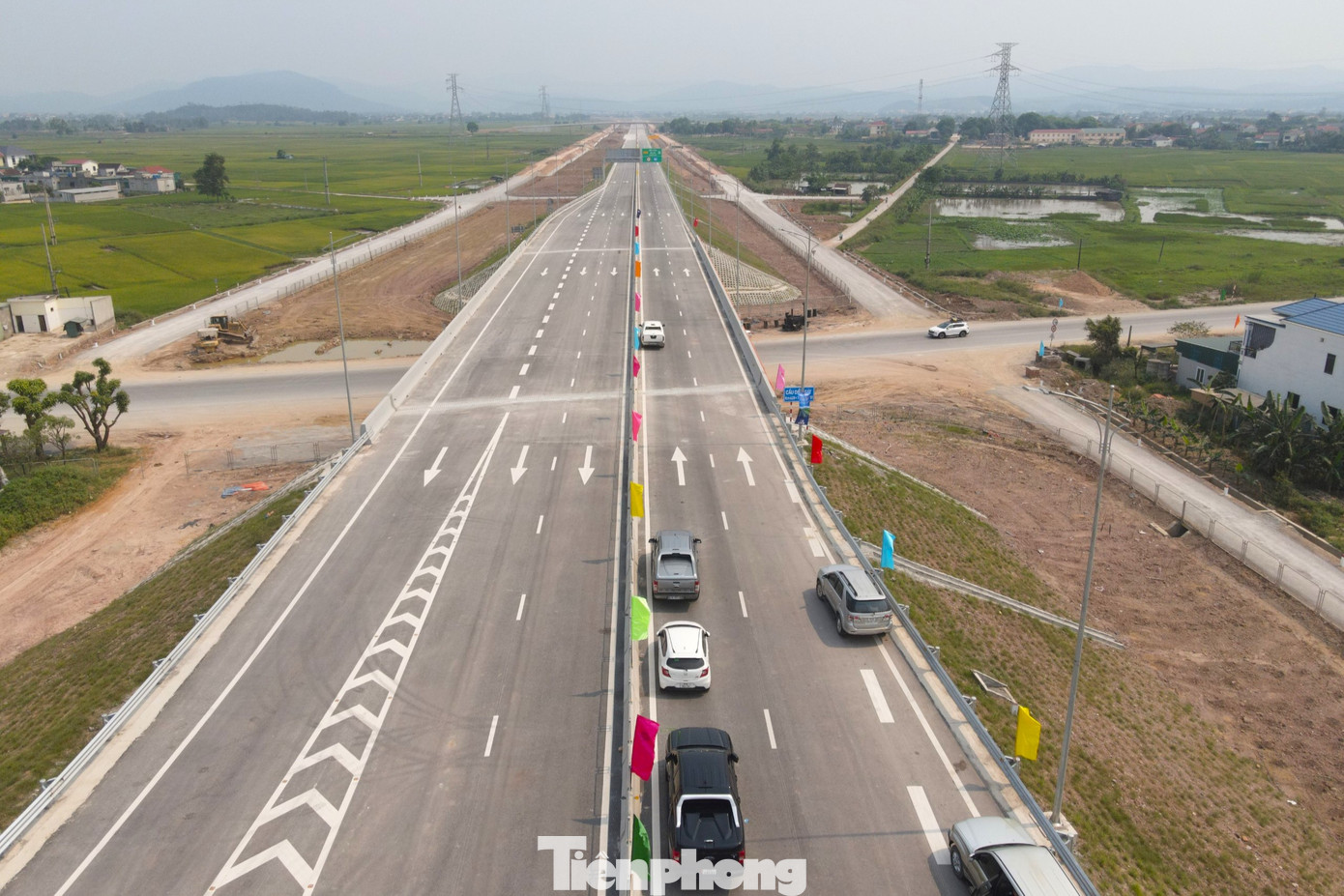 Sau lễ thông xe, từ tối 28/4 các phương tiện ô tô sẽ được lưu thông trên đoạn cao tốc này với tốc độ tối đa là 90 km/h và tối thiểu là 60 km/h.