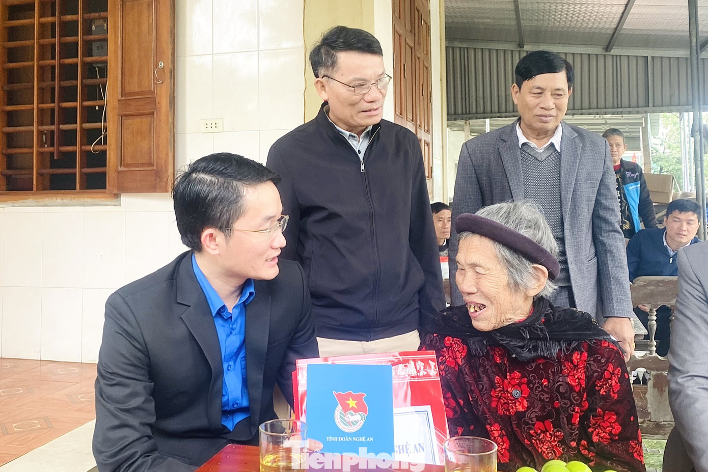 Anh Trần Linh, Phó Bí thư Tỉnh Đoàn, Chủ tịch Hội sinh viên, hội đồng đội tỉnh Nghệ An thăm, tặng quà cho các Đảng viên lão thành trên địa bàn huyện Nghi Lộc. Anh Trần Linh, Phó Bí thư Tỉnh Đoàn, Chủ tịch Hội sinh viên, hội đồng đội tỉnh Nghệ An thăm, tặng quà cho các Đảng viên lão thành trên địa bàn huyện Nghi Lộc.