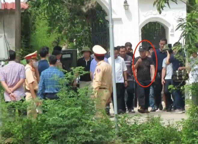 Sau 6 giờ cố thủ, Phú đã được vận động giao nộp súng, đầu hàng.