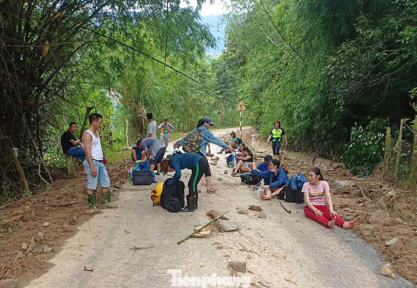 Phút nghỉ ngơi lấy sức của giáo viên sau nhiều giờ đi bộ