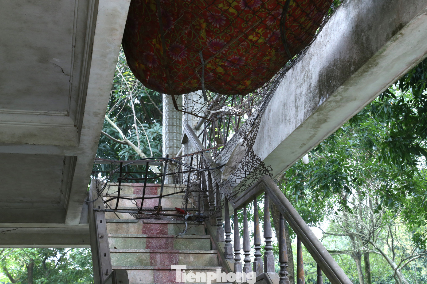 Lối lên tầng hai đã đã rào bằng lưới