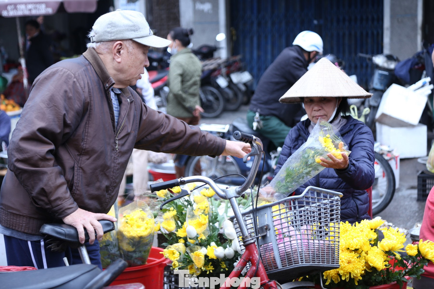Cúc vàng bán chạy tại các chợ. Theo các tiểu thương, giá hoa cúc bán ra dao động từ 70.000 - 80.000 đồng/chục bông.