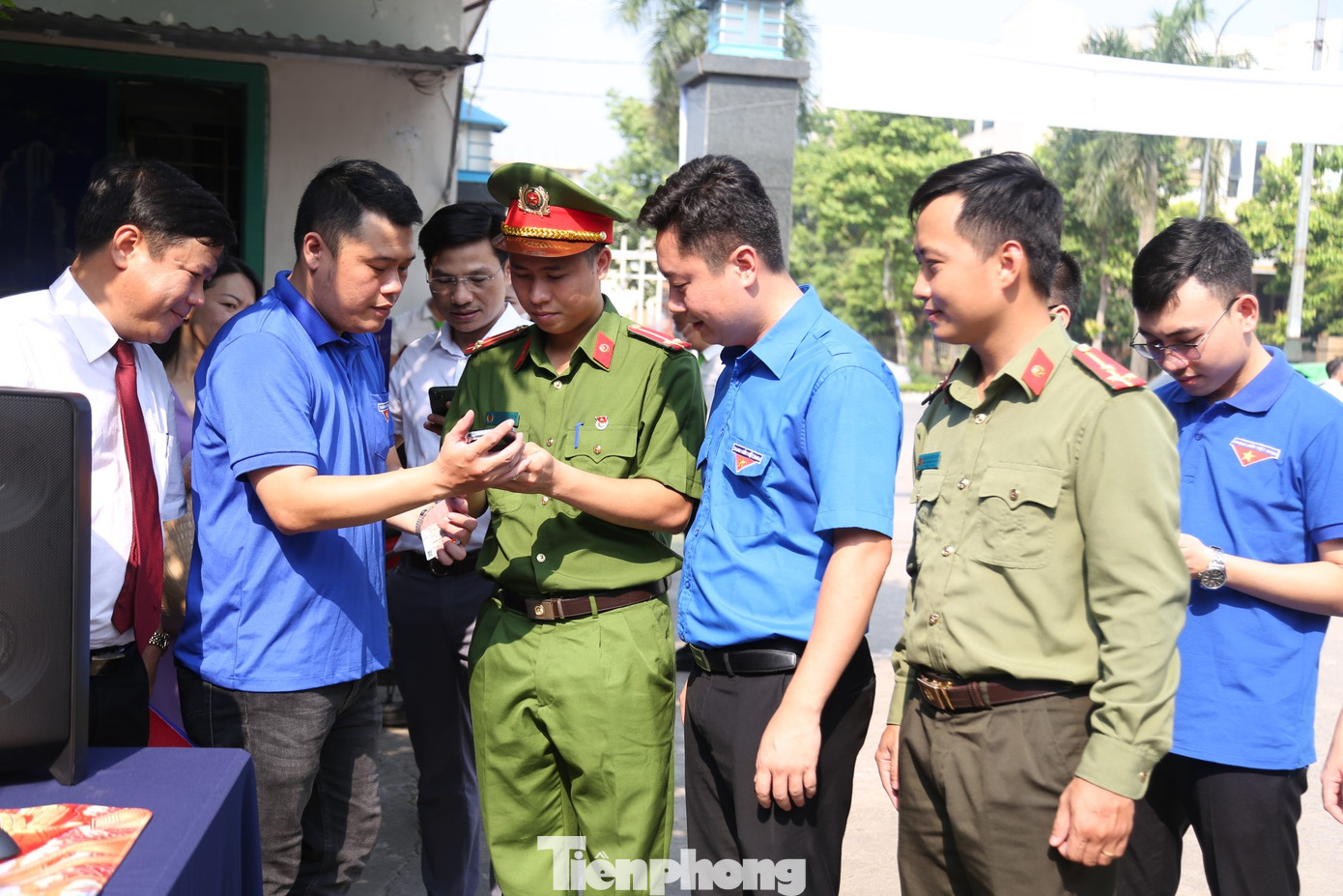 Hình ảnh đoàn thanh niên Công an tỉnh Nghệ An hỗ trợ đăng ký, kích hoạt tài khoản định danh điện tử, sử dụng dịch vụ công trực tuyến tại ngày hội Thanh niên công nhân năm 2023.