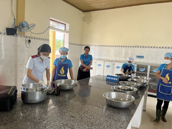 Cơ quan chức năng tiến hành lấy mẫu để kiểm nghiệm làm rõ nguyên nhân. Cơ quan chức năng tiến hành lấy mẫu để kiểm nghiệm làm rõ nguyên nhân.