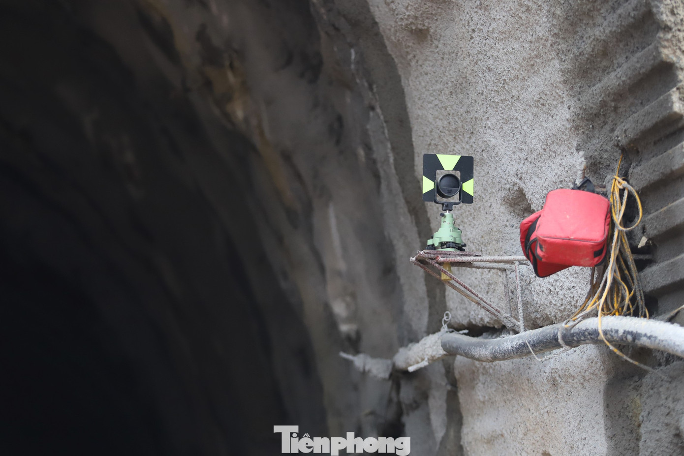 Nhiều vị trí trong hầm được đặt thiết bị quan trắc chuyển vị nhằm theo dõi công trình có dịch chuyển hay gặp sự cố gì không để có biện pháp xử lý kịp thời.