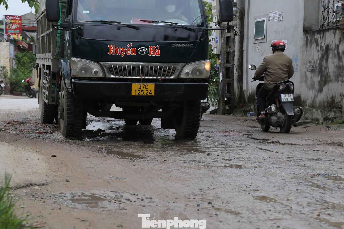 Mặt đường bị cày nát, lồi lõm