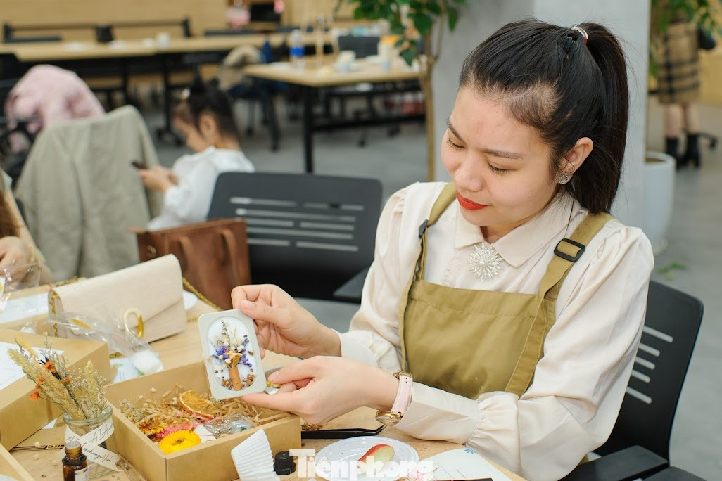 “Thường vào mỗi dịp Giáng sinh mình muốn làm một cái gì đấy để tặng cho gia đình và bạn bè. Năm nay, mình quyết định làm nến thơm, vừa để trải nghiệm, vừa để dành tặng cho những người thân yêu món quà tự mình làm ra”, chị Hoàng Thùy Trâm (28 tuổi, trú xã Hưng Lộc, TP Vinh) tâm sự.