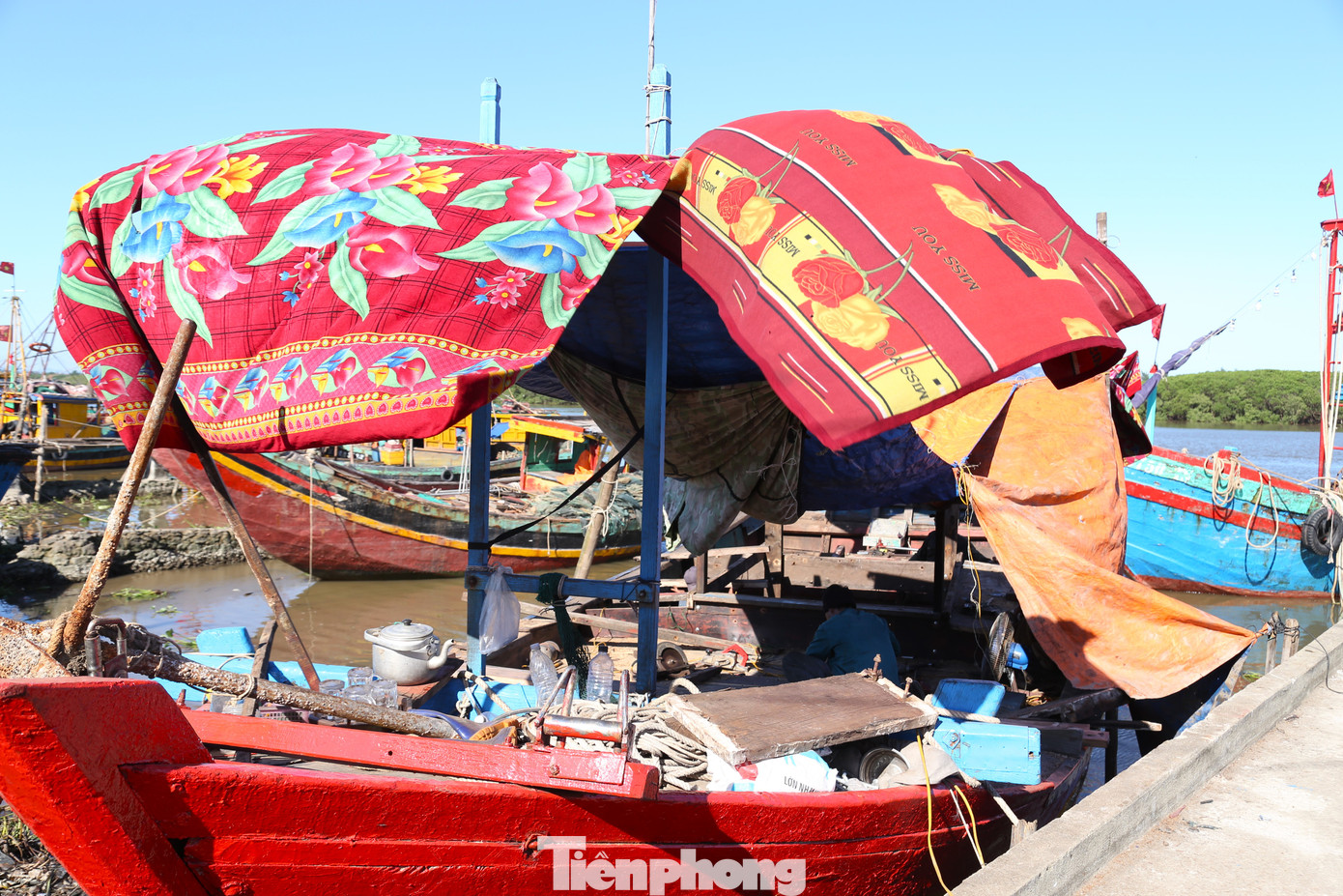 Nắng nóng, người thợ phải dùng chăn mỏng, bạt để che chắn.