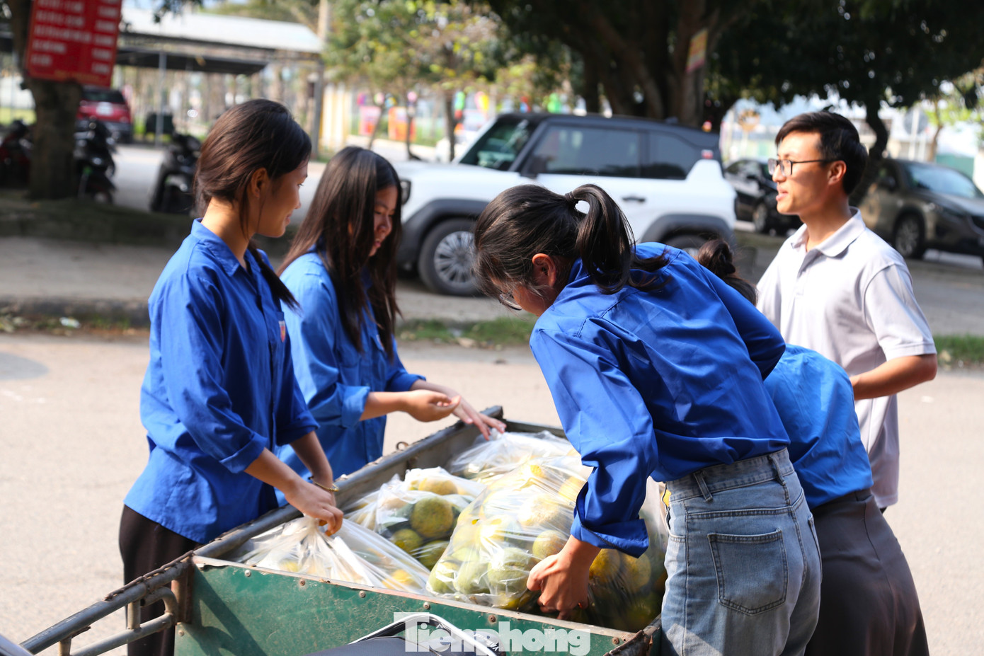 Anh Nguyễn Đắc Tuấn - Bí thư Đoàn phường Nghi Thuỷ cho biết, nhận được thông tin quýt đặc sản của bà con huyện Quỳ Hợp đang khó tiêu thụ, từ chiều 19/3, đoàn phường đã hỗ trợ tiêu thụ 3 tấn quýt. Ngoài việc bán trực tiếp tại điểm chợ, thông qua mạng xã hội, lực lượng đoàn viên, thanh niên quảng bá và chia sẻ tới các tổ chức, thương lái, cơ quan có nhu cầu sử dụng.