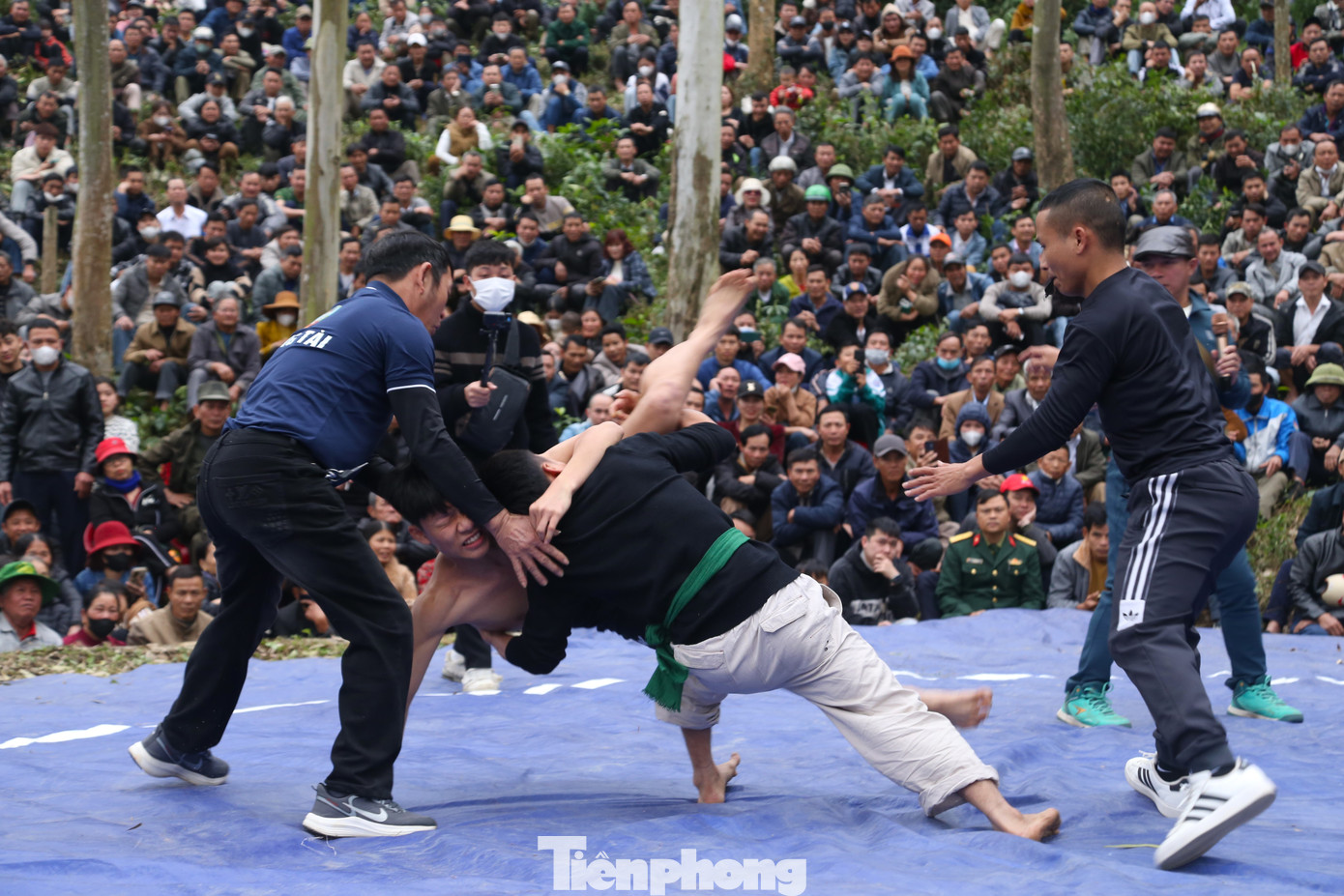 Người chơi có thể đăng ký tự do, trực tiếp, không giới hạn thời gian thi đấu, số lượng. Hàng trăm đô vật trong và ngoài tỉnh đã về huyện Nam Đàn, tranh tài ở các hạng cân 50-55 kg, 60-65 kg và trên 70 kg.