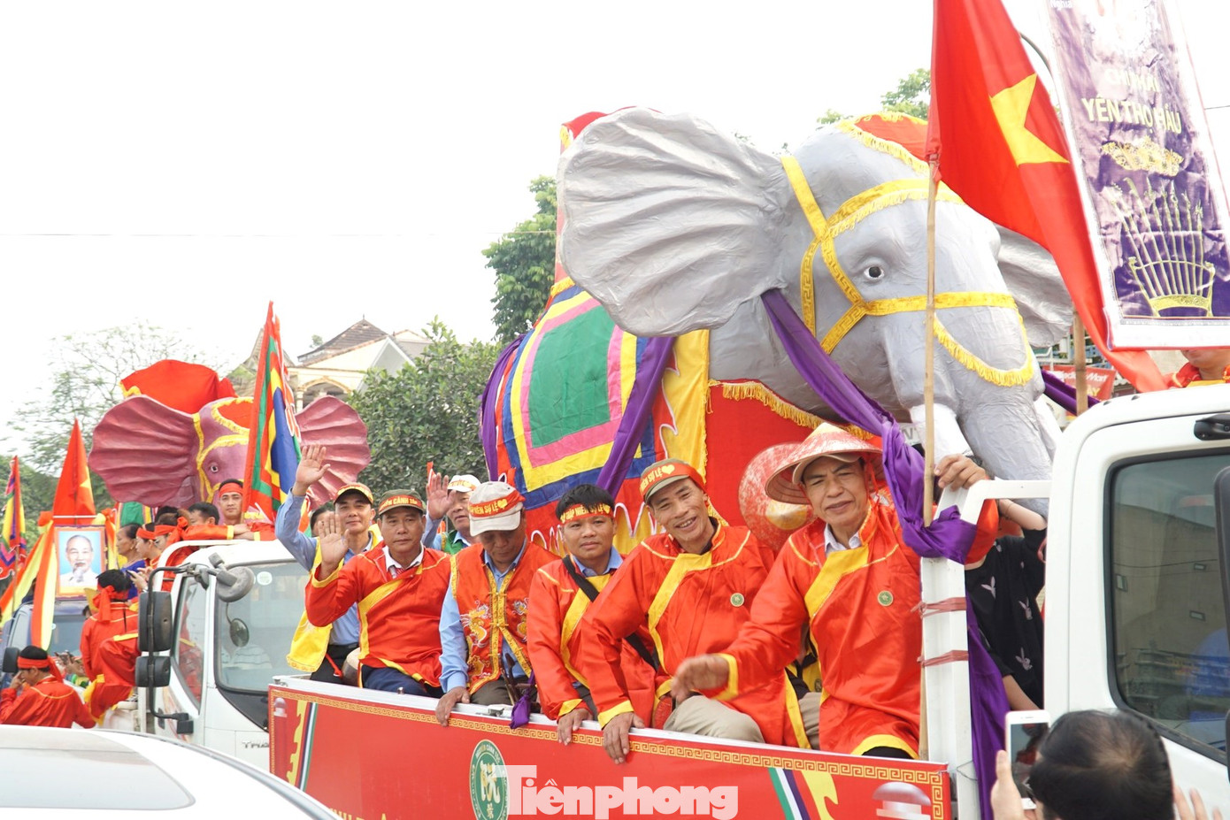 Khối rước voi, ngựa chiến, binh khí di chuyển bằng xe bán tải. Đi cùng là các đội nhạc lễ (trống, chiêng, bát âm) thể hiện khí thế rộn ràng, náo nhiệt.