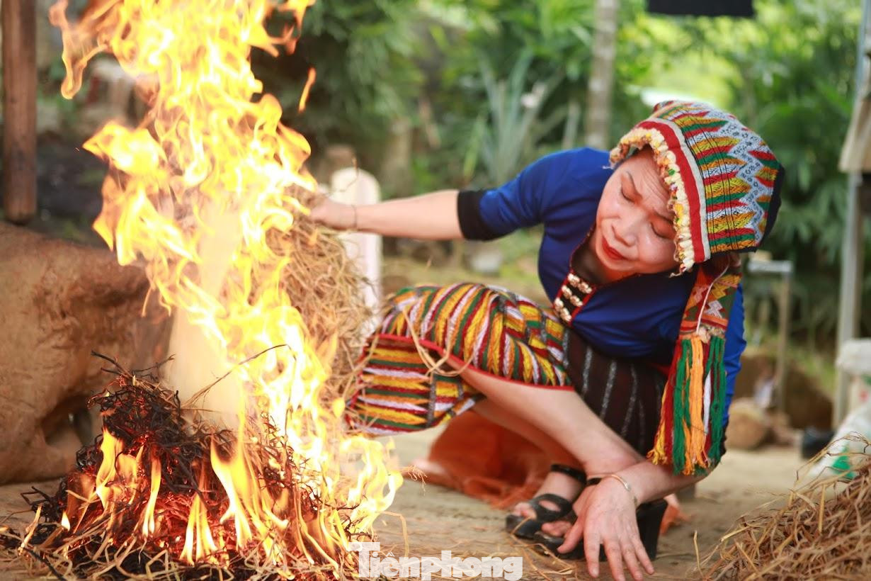Đốt rơm lấy tro làm bánh chưng