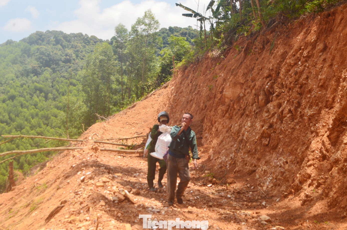 Gánh sản phẩm về bán cho thương lái.