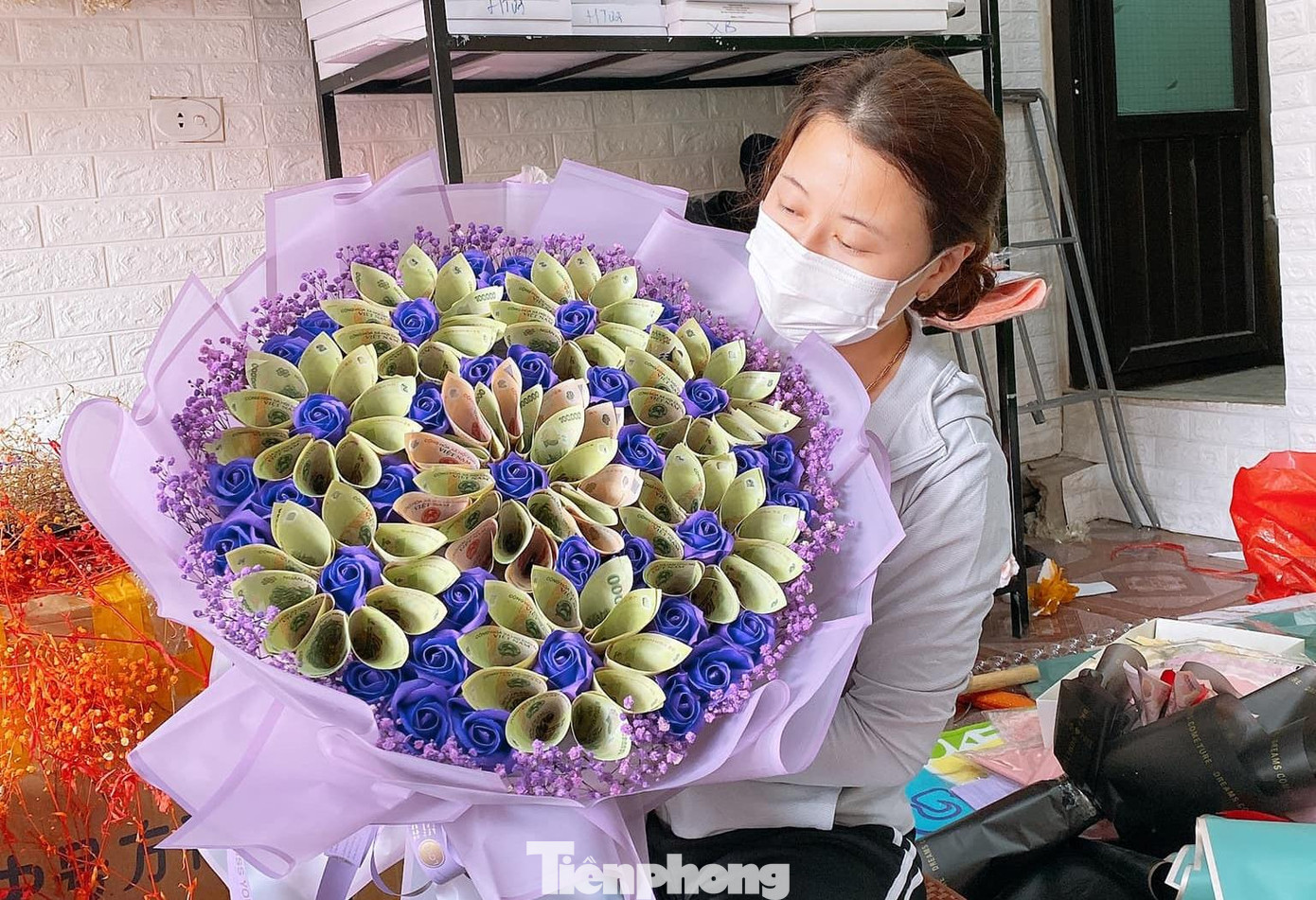 Những bó hoa, lẵng hoa bằng tiền thật này không chỉ được ưa chuộng ở thành phố mà đã “lan” rộng ra các địa phương nông thôn, miền núi. Rất nhiều người lựa chọn làm quà trong các dịp lễ.