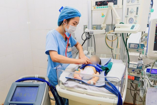 Bác sĩ tiến hành thực hiện kỹ thuật hạ thân nhiệt chủ động để bảo vệ não trẻ không bị tổn thương.
