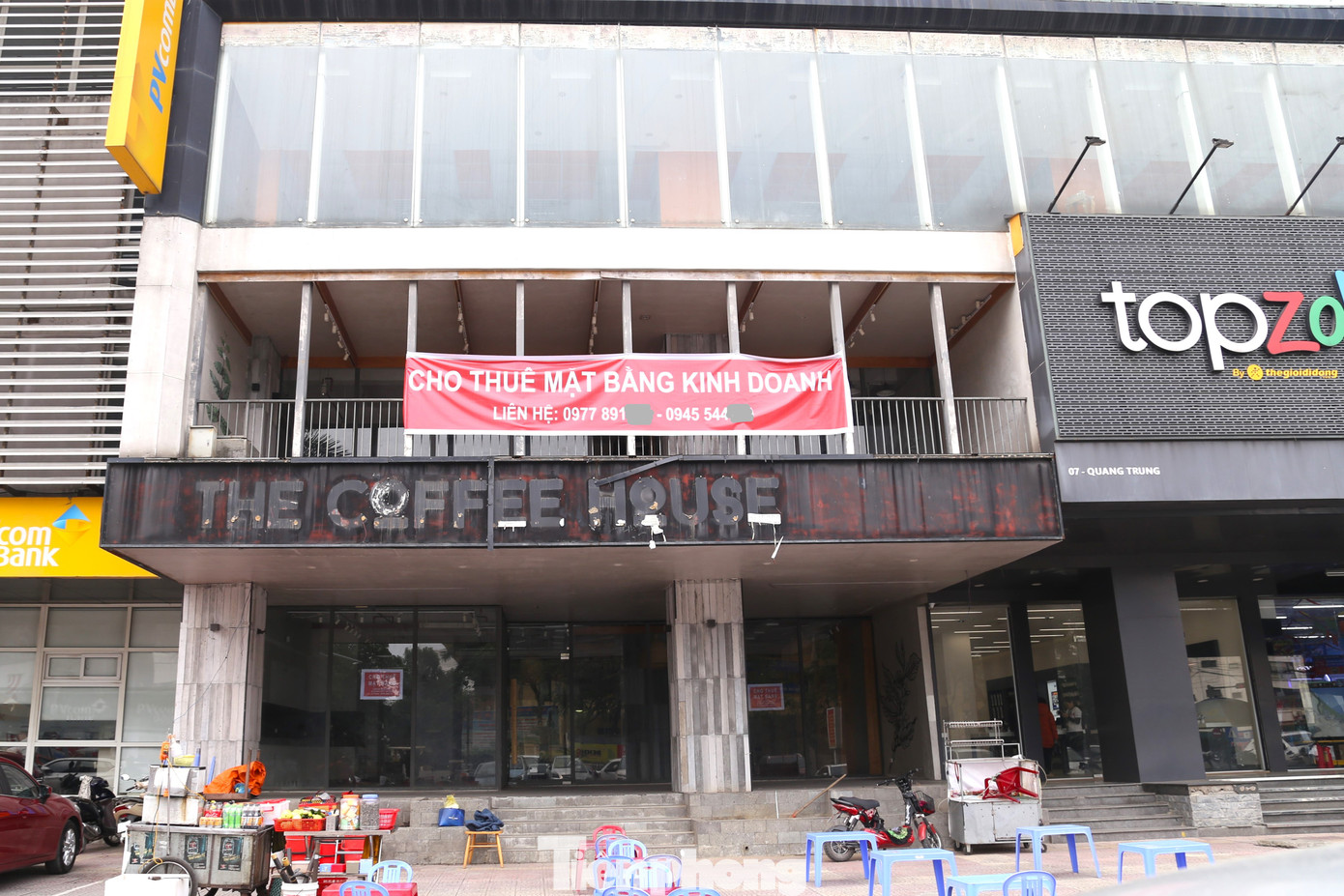 Các tuyến đường lớn ở thành phố Vinh như Quang Trung, Đại lộ Lê Nin, Lê Hồng Phong... cũng xuất hiện nhiều cửa hàng đóng cửa, ngừng kinh doanh.