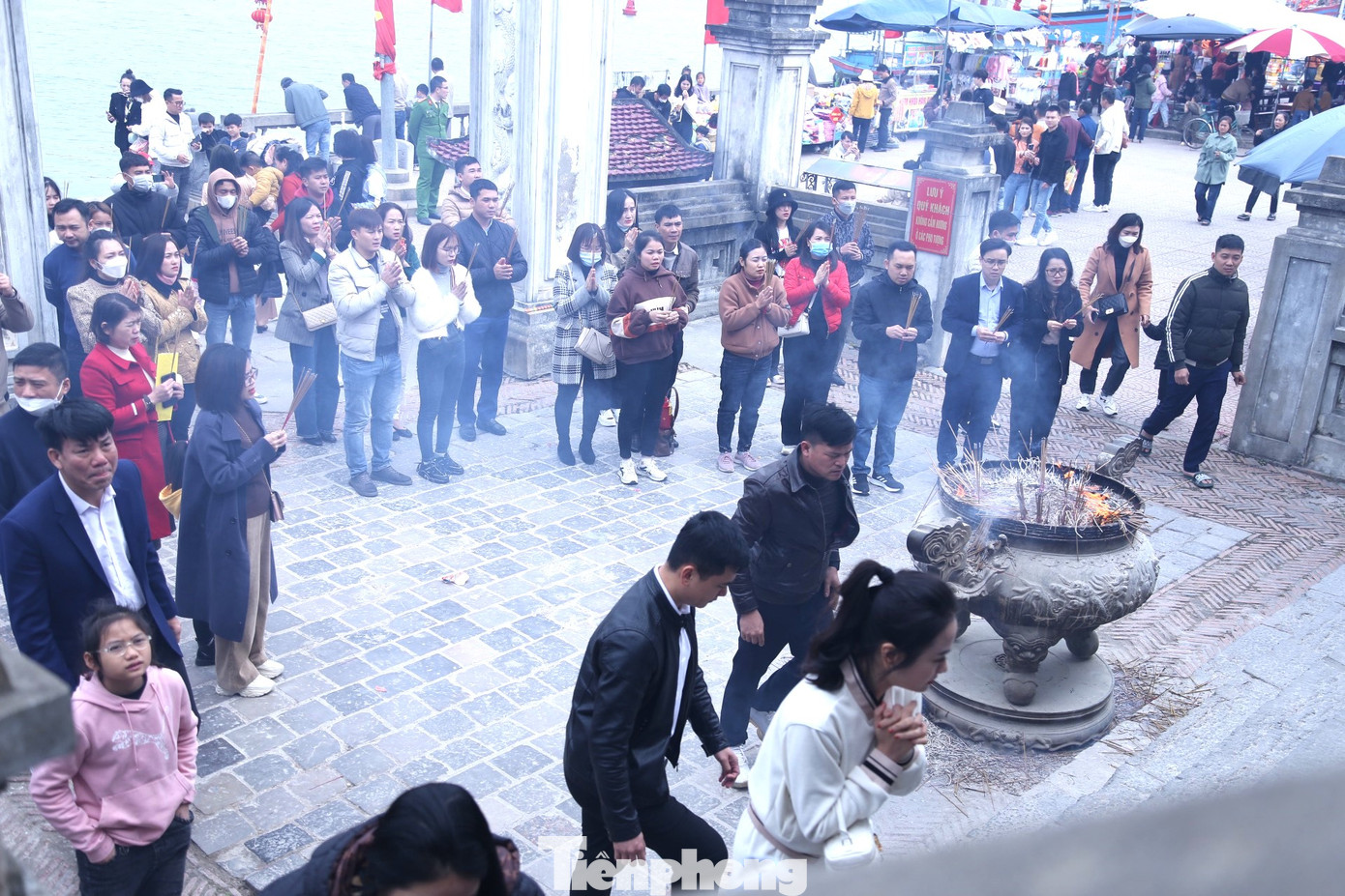 Ghi nhận ngày 29/1 (tức ngày mùng 8 Tết), hàng vạn người dân, du khách thập phương đổ về đền Cờn du xuân và dâng hương, cầu mong những điều tốt đẹp nhất sẽ đến trong suốt cả năm. Ghi nhận ngày 29/1 (tức ngày mùng 8 Tết), hàng vạn người dân, du khách thập phương đổ về đền Cờn du xuân và dâng hương, cầu mong những điều tốt đẹp nhất sẽ đến trong suốt cả năm.