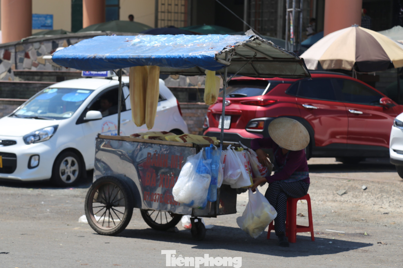 Thời tiết nắng nóng gay gắt, người lao động vẫn miệt mài mưu sinh mong bán được nhiều hàng để lo cho cuộc sống.