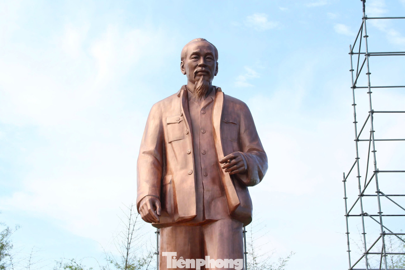 Hiện nay, các hạng mục của tượng đài, cảnh quan xung quanh được Ban tổ chức xây dựng hoàn thành. Công nhân đang lắp ráp sân khấu chuẩn bị cho Chương trình khai mạc Lễ hội Làng Sen năm 2025 diễn ra vào tối 15/5. Hiện nay, các hạng mục của tượng đài, cảnh quan xung quanh được Ban tổ chức xây dựng hoàn thành. Công nhân đang lắp ráp sân khấu chuẩn bị cho Chương trình khai mạc Lễ hội Làng Sen năm 2025 diễn ra vào tối 15/5.