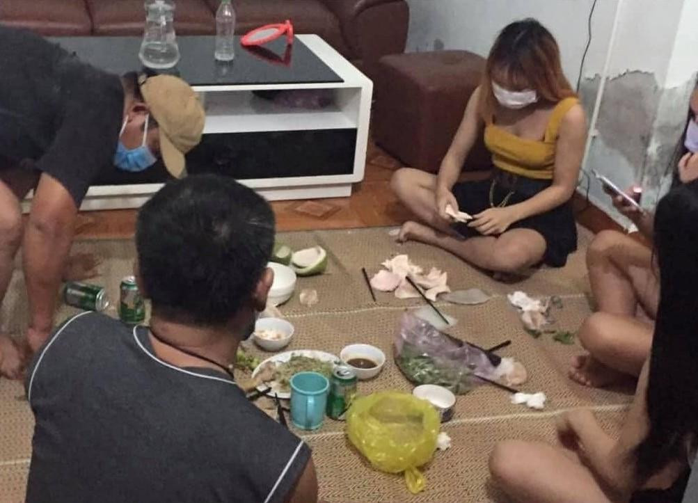 Thời điểm 5 người tụ tập ăn nhậu bị phát hiện. Thời điểm 5 người tụ tập ăn nhậu bị phát hiện.