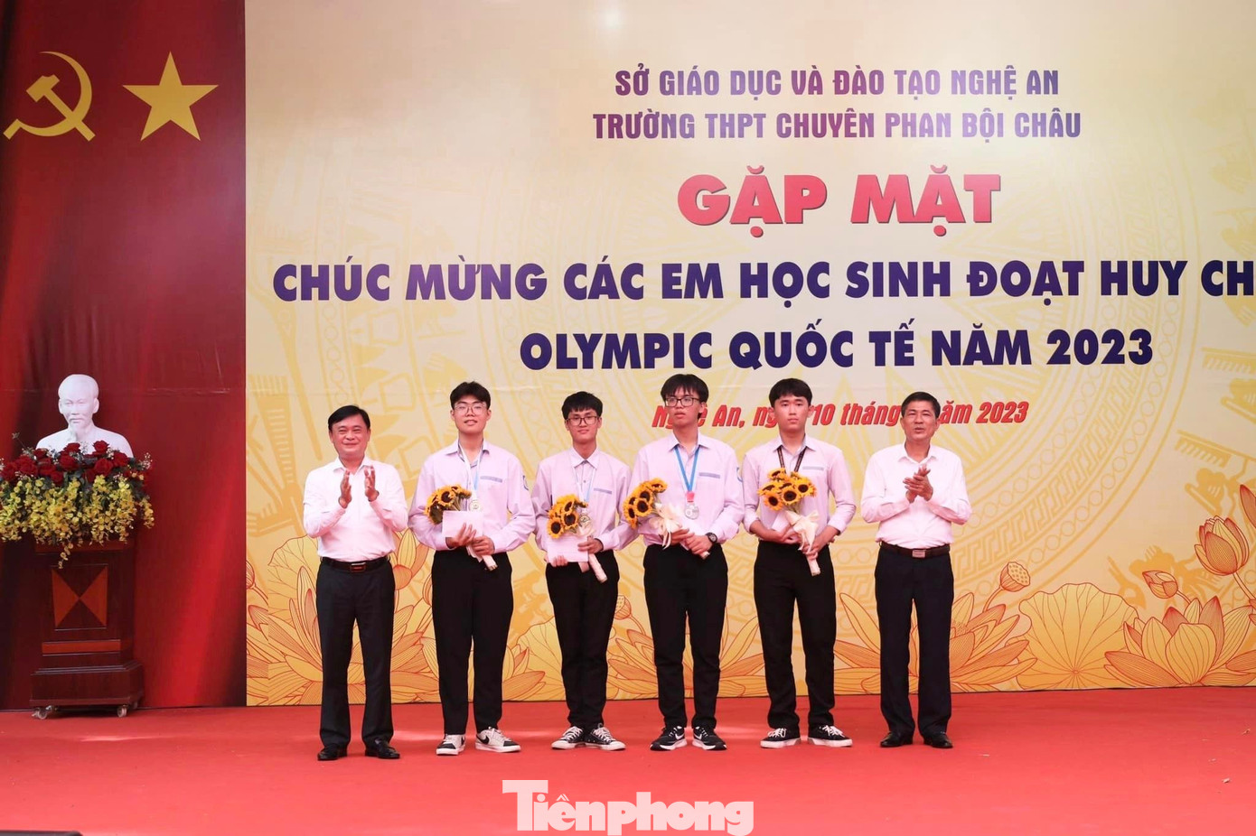 Bí thư Tỉnh ủy Thái Thanh Quý và Giám đốc Sở Giáo dục và Đào tạo Nghệ An Thái Văn Thành tặng hoa, quà chúc mừng 4 học sinh đạt giải