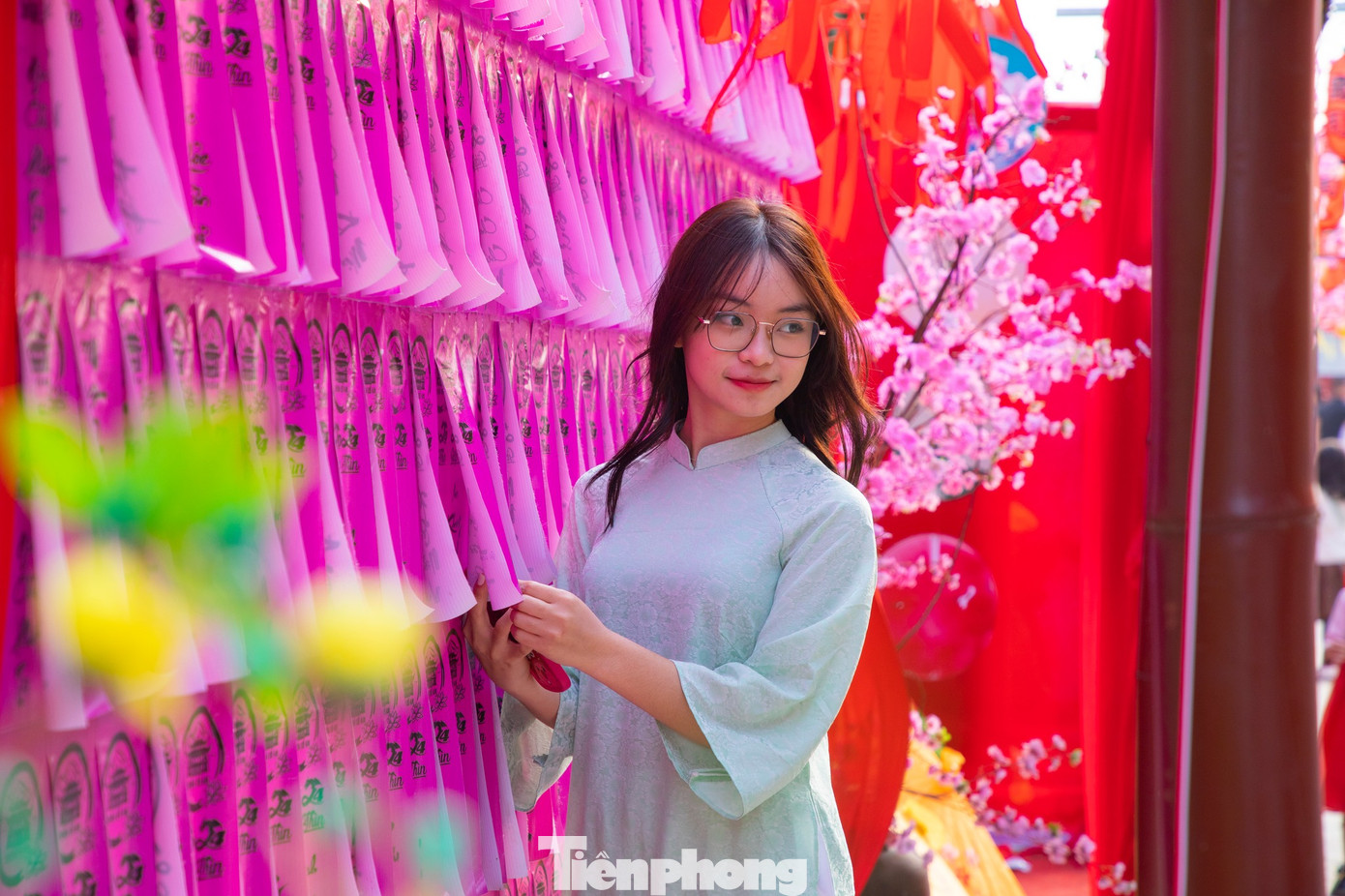 Nhiều bạn trẻ lựa chọn áo dài truyền thống du xuân tại ngôi chùa linh thiêng.