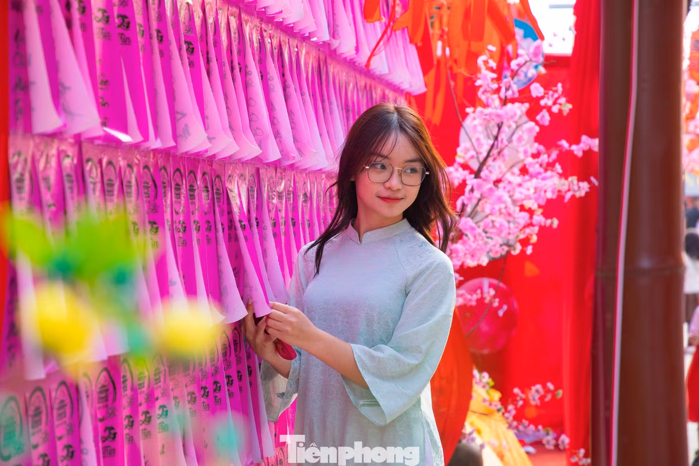 Nhiều bạn trẻ lựa chọn áo dài truyền thống du xuân tại ngôi chùa linh thiêng.