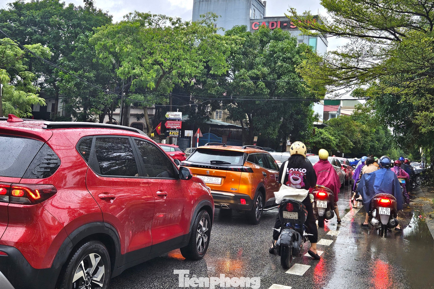 Tuyến đường tắc nghẽn kéo dài, khiến người chôn chân trong cơn mưa.