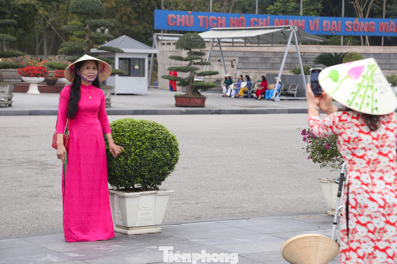 Nếu như trước đây, người phụ nữ chỉ mặc áo dài trong những dịp lễ trọng đại, hiện nay áo dài được chị em diện thường xuyên. Trong nhiều trường học, công sở, áo dài trở thành đồng phục. Tại một số địa phương, các nữ cán bộ, công chức, viên chức thực hiện mặc áo dài các ngày trong tuần.